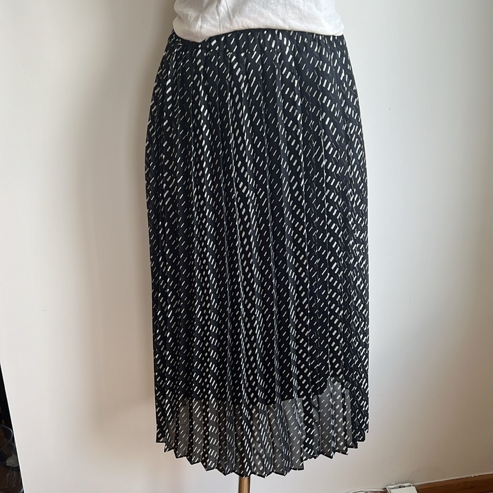 Uniqlo black and white patterned knee length pleated midi skirt